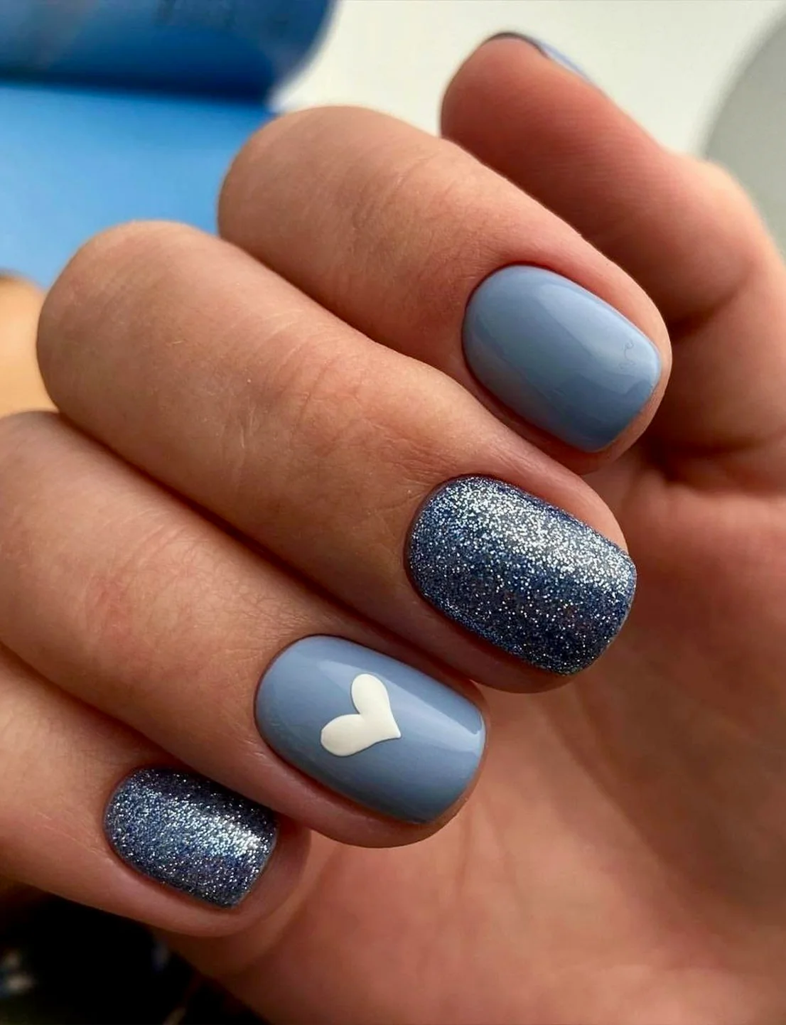 Голубой с сердечком и глиттером