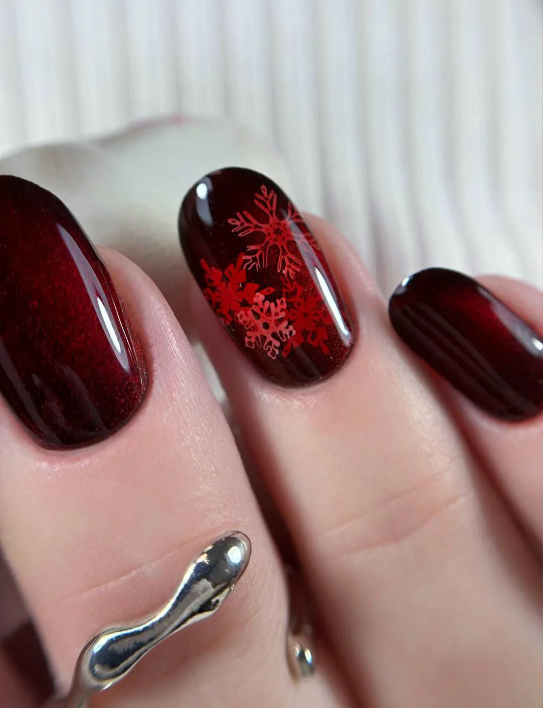 Бордо: снежинки тон-в-тон