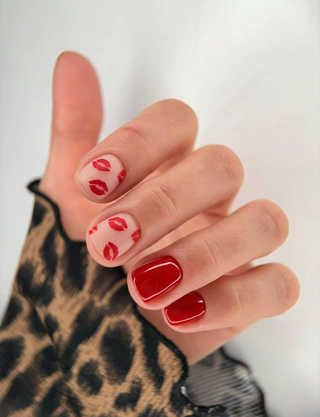 Нюд с красными поцелуями