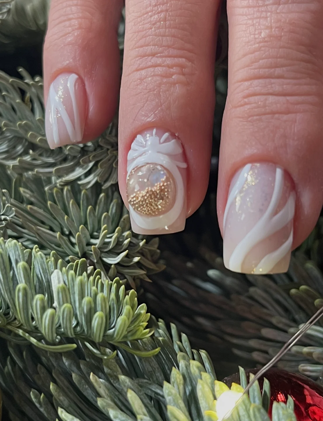 Молочный с объёмной ёлочной игрушкой и белыми лентами