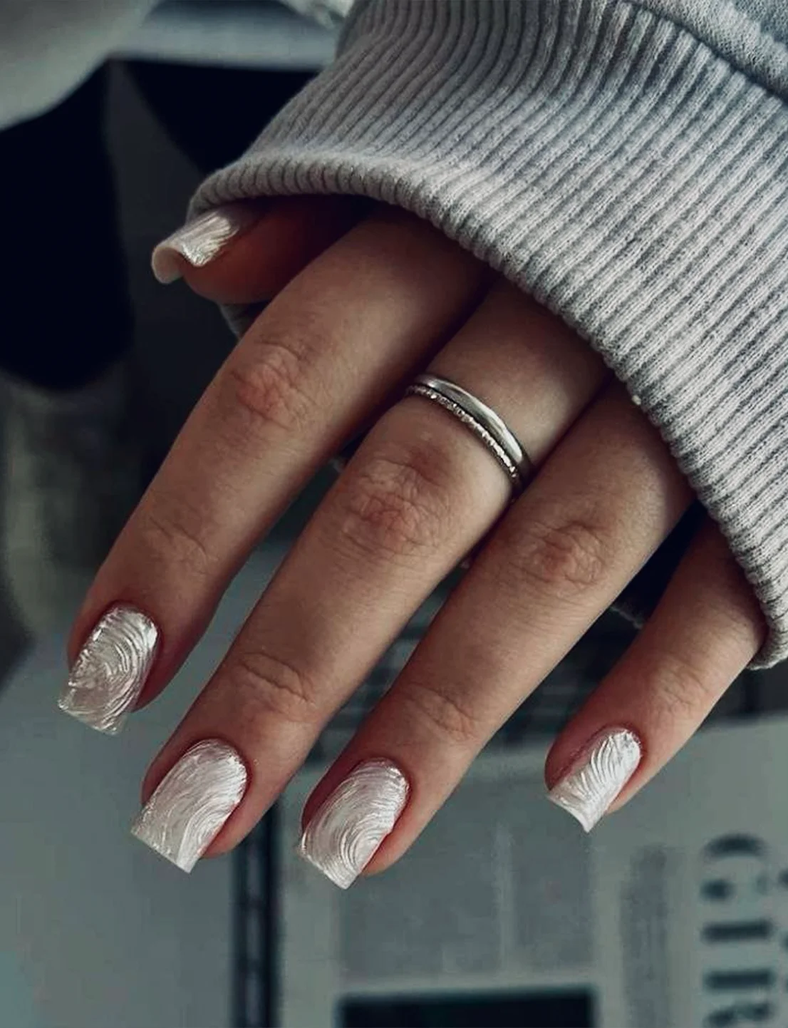 Белые скульптурные мазки