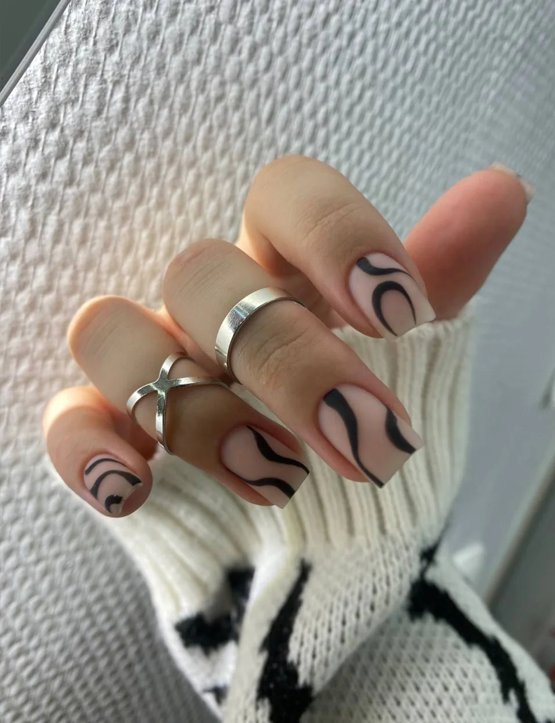 Графические волны на нюде