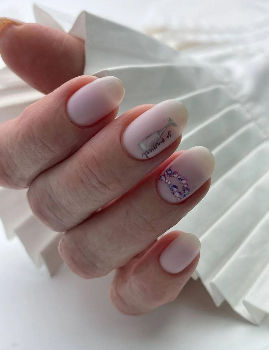 Нежно-розовый со стразами