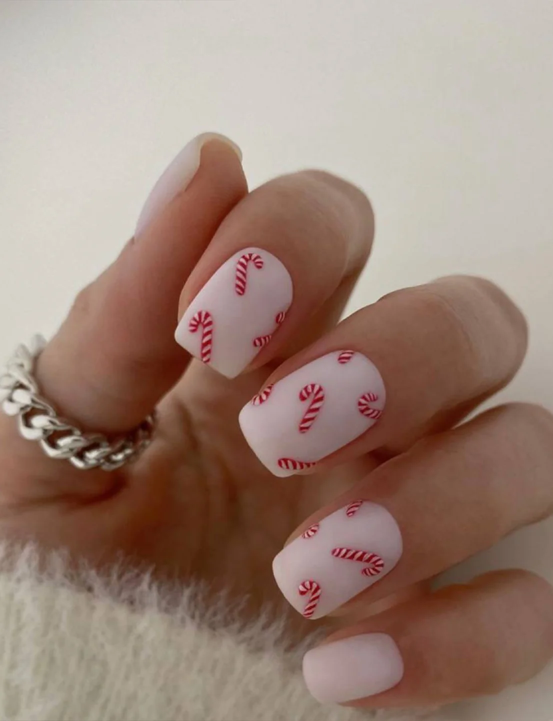 Молочный с красными леденцами